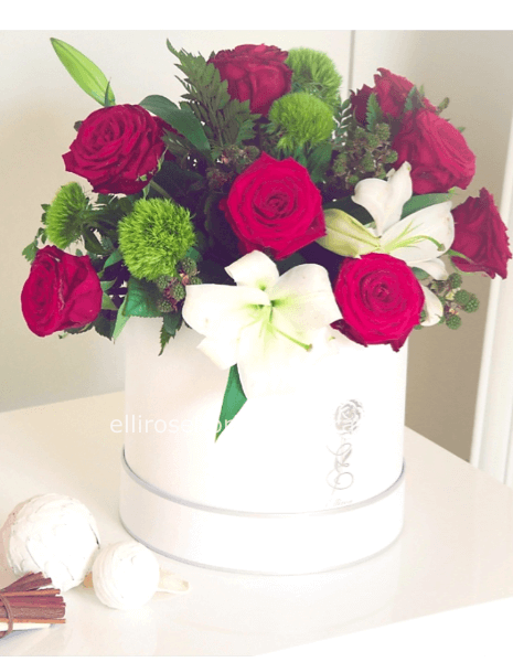 Box bianca con 12 rose rosse red naomi  e viburno.