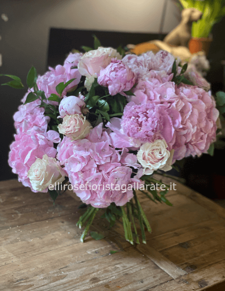 bouquet preparato con peonie, rose ed ortensie