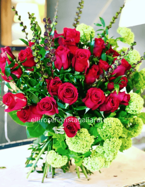 Bouquet rose rosse e viburno, composizione da 24 rose stelo lungho 70 cm