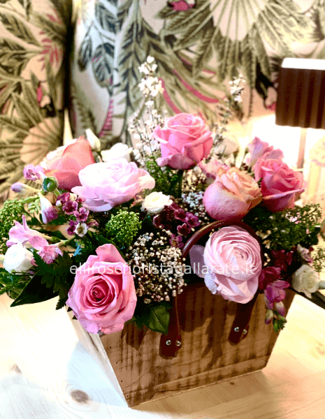 Cassettina in legno con composizione floreale composta da rose, lisianthus e verdi vegetativi