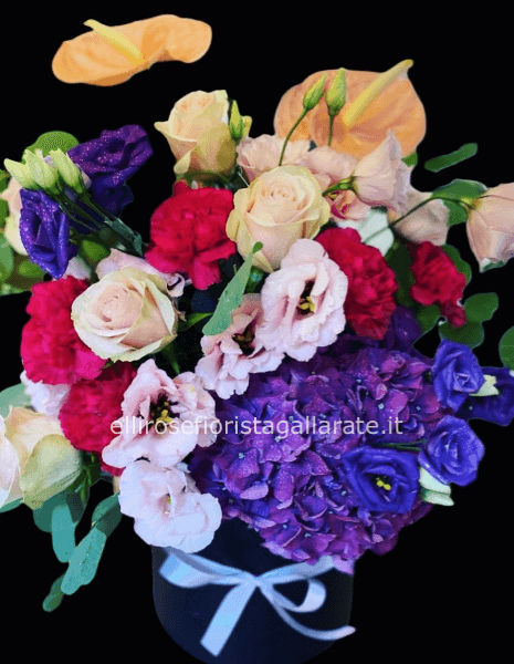 Bouquet medio primaverile composto da rose, ortensie,anthurium e lisianthus con confezione in tinta