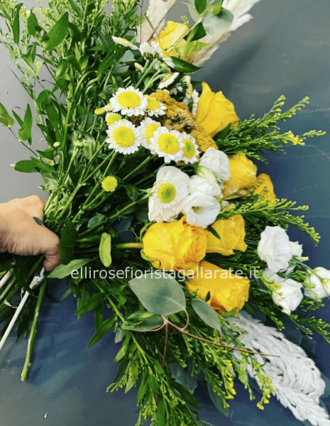Bouquet grande primavera sui toni del giallo con rose ,camomilla, lisianthus