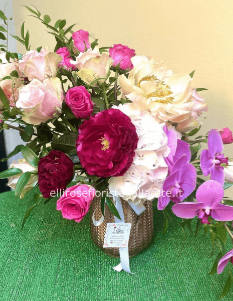 Composizione  grande in vaso alto 30 cm, preparato con ortensia, peonia, rose e rami di orchidea