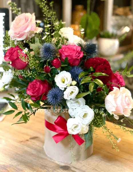 Flower's box grande alta 60 cm preparata con lisianthus , rose, cardi e verdi vegetativi