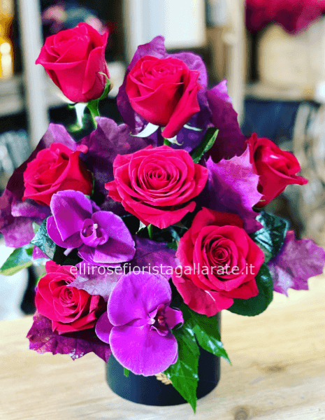 Box floreale grande , alta 60 cm con rose, peonie e rami di orchiea fucsia