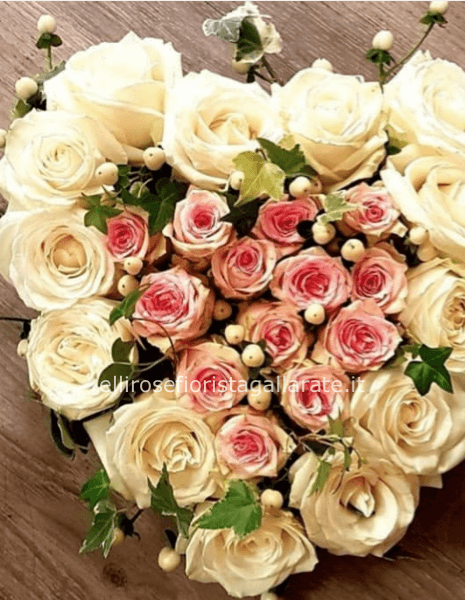 Composizione a forma di cuore grande preparato rose bianche e rose a grappolo rosa diametro 50 cm