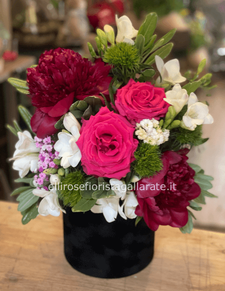 scatola floreale preparata con fiori reecisi di stagione