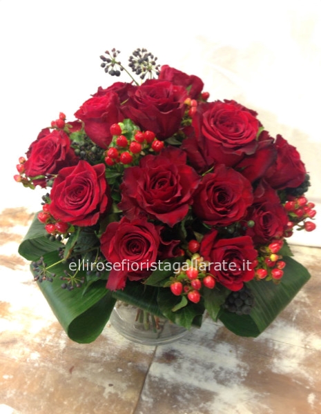 bouquet rose rosse a bocciolo con verdi e vaso trasparente