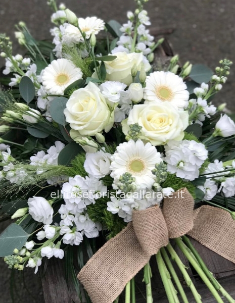 mazzo funebre con toni pastello