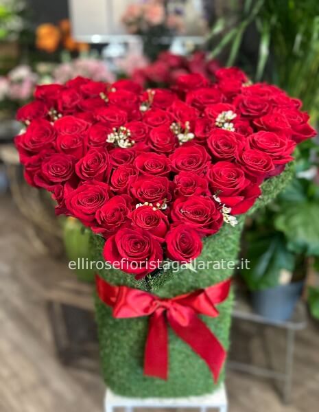 composizione cuore rose rosse (50 rose) alto 80 cm
