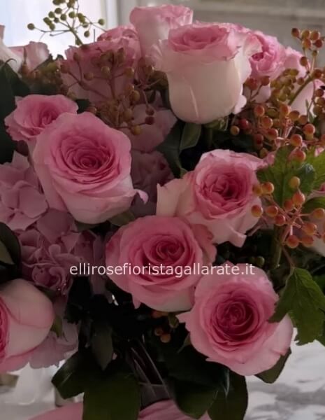 bouquet di rose romantiche con ortensia e verdi particolari 24 steli