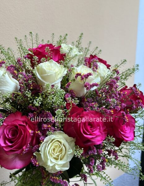 bouquet rose fucsia e rose bianche piu' fiore wax e verdi particolari 12 steli di rose