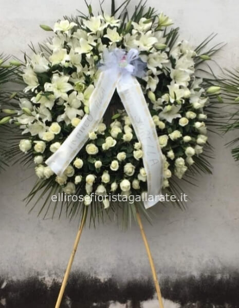 corona funebre con fiori misti di stagione per un ultimo saluto di classe