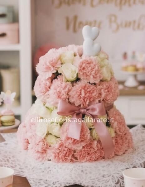 torta floreale con rose e garofani tonalita' bianco e rosa